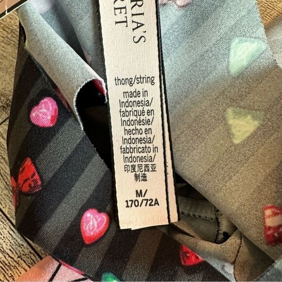 2 VICTORIA’S SECRET VALENTINE’S SEAMLESS THONG PANTY MEDIUM NWT - Picture 7 of 7